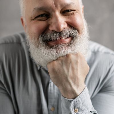 Portrait of Olga Zariczna, a calm and friendly looking yoga instructor.